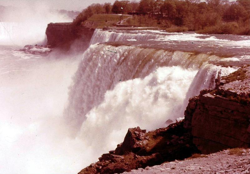 Undated_NiagraFalls0004.JPG